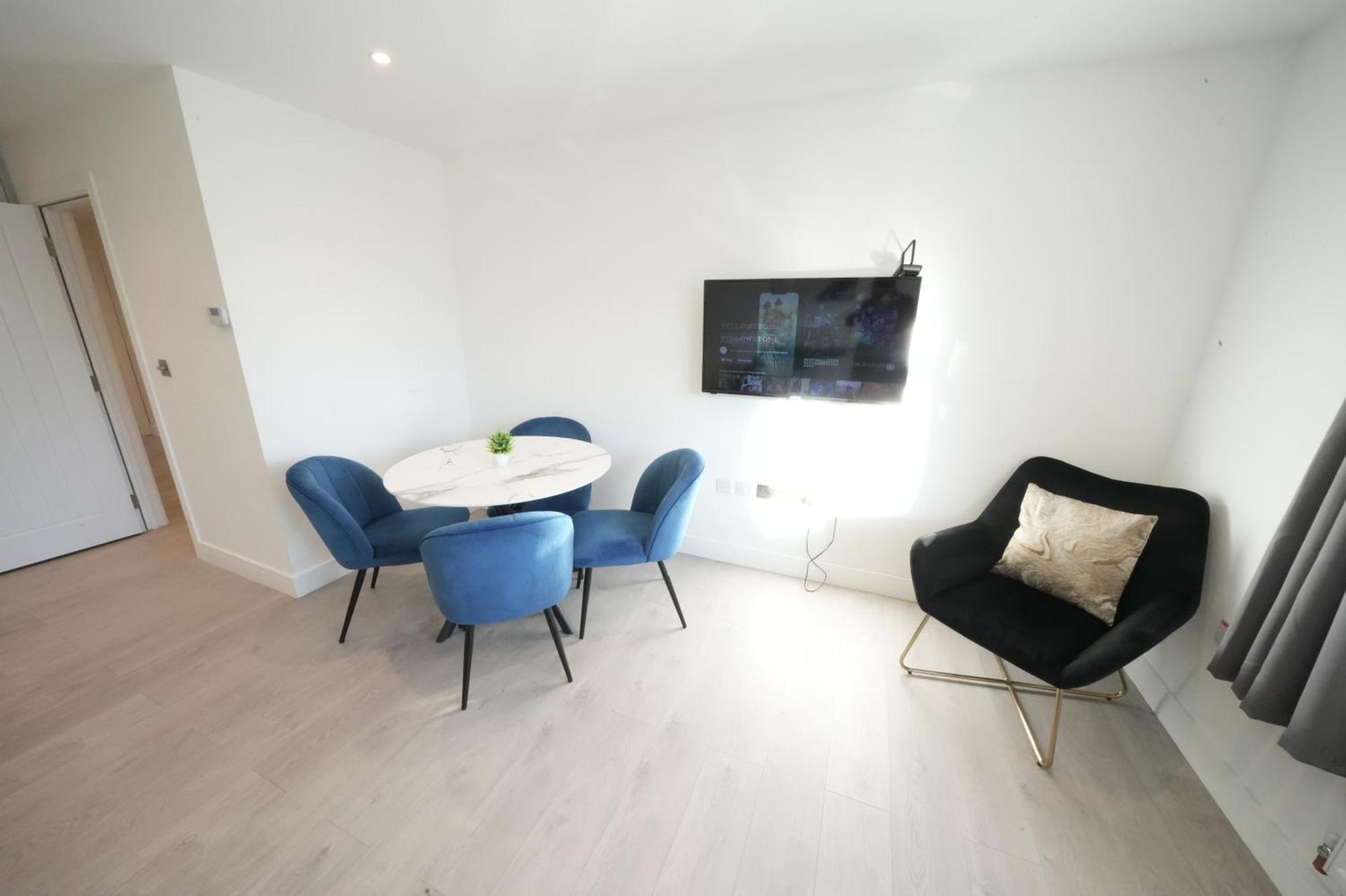 10 Min Drive To Airport - Free Parking - 15 Min Bus Ride - Ev Charge Available Apartment Stanwell Exterior foto