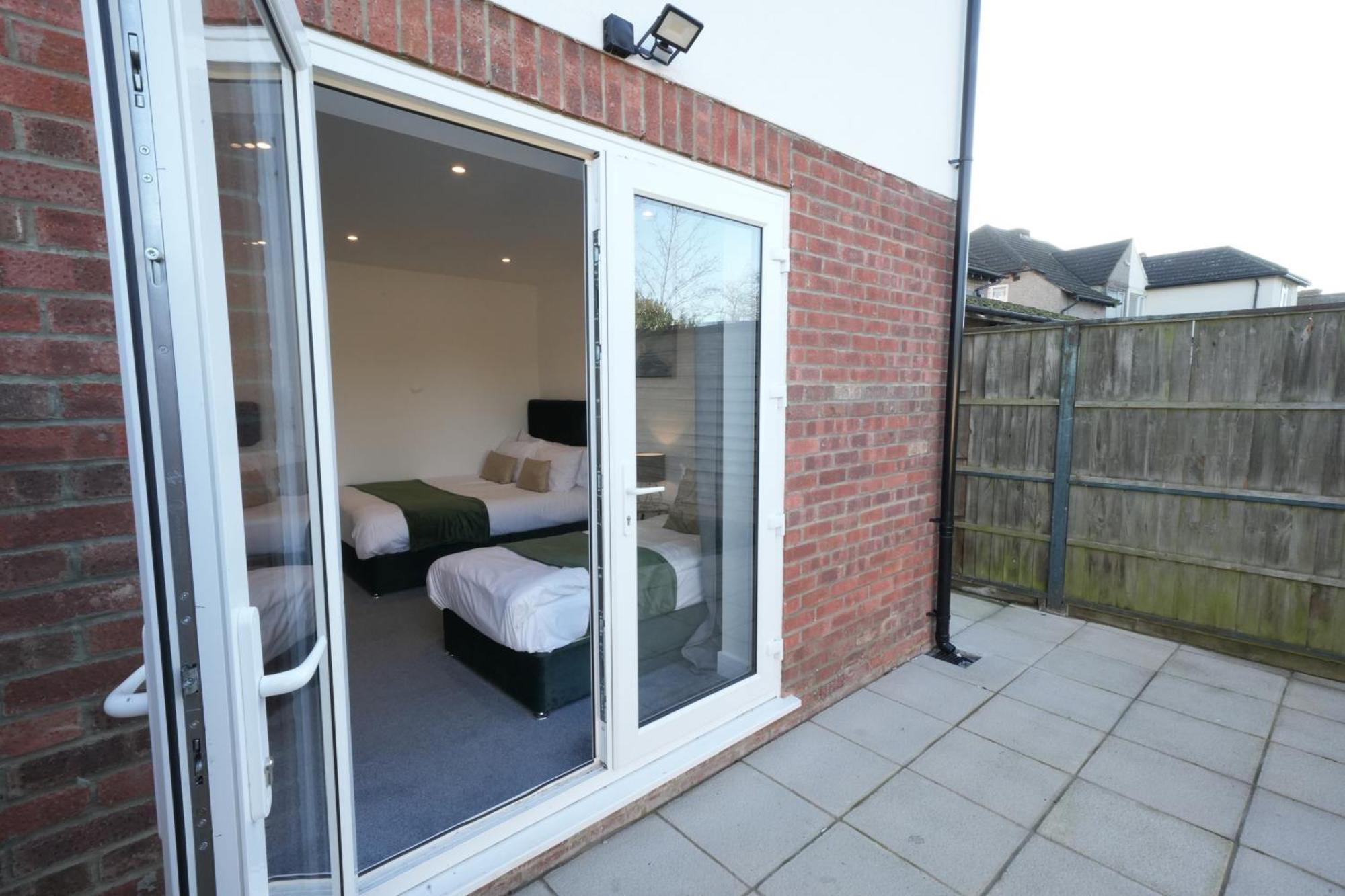 10 Min Drive To Airport - Free Parking - 15 Min Bus Ride - Ev Charge Available Apartment Stanwell Exterior foto