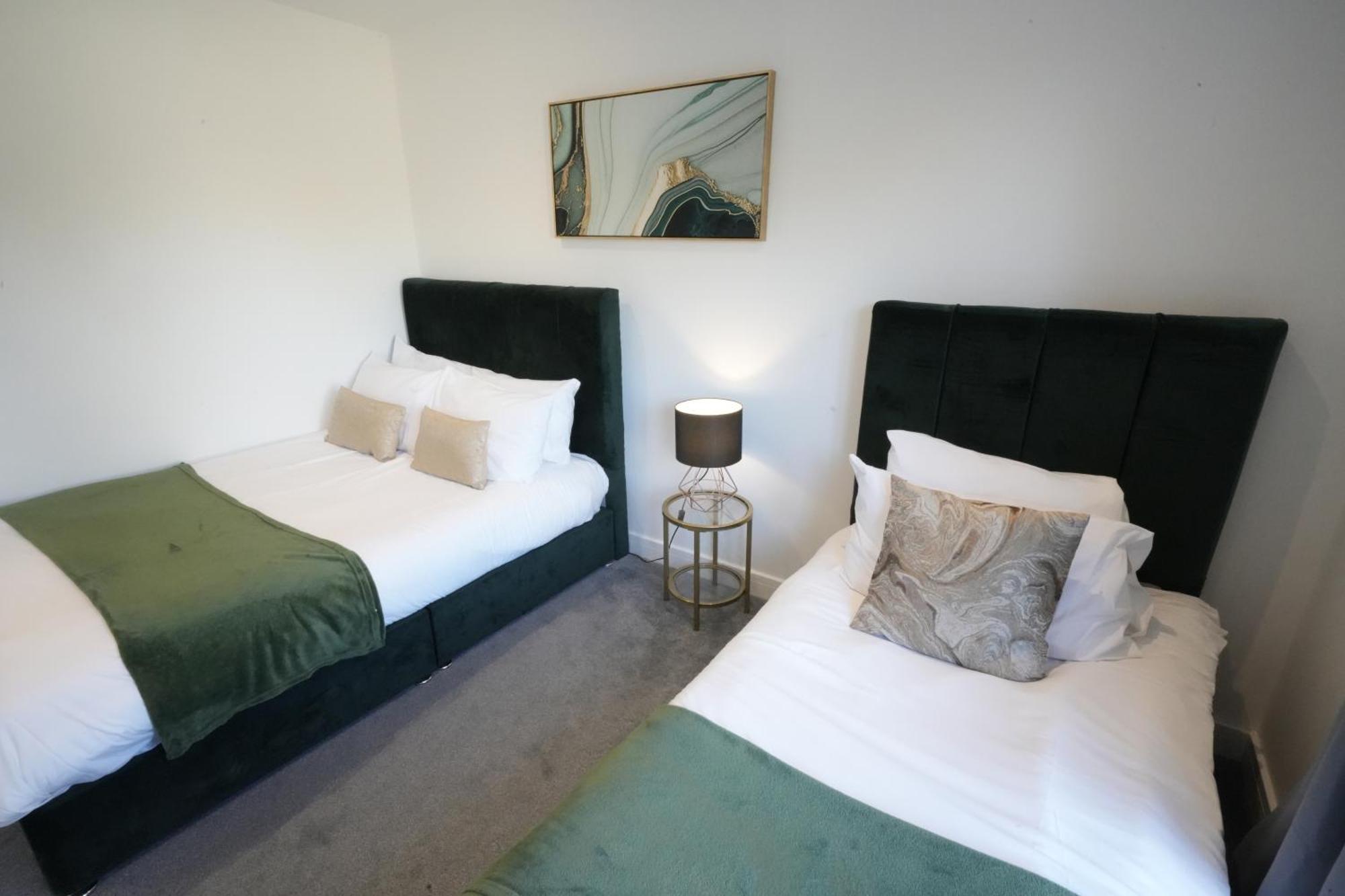 10 Min Drive To Airport - Free Parking - 15 Min Bus Ride - Ev Charge Available Apartment Stanwell Exterior foto