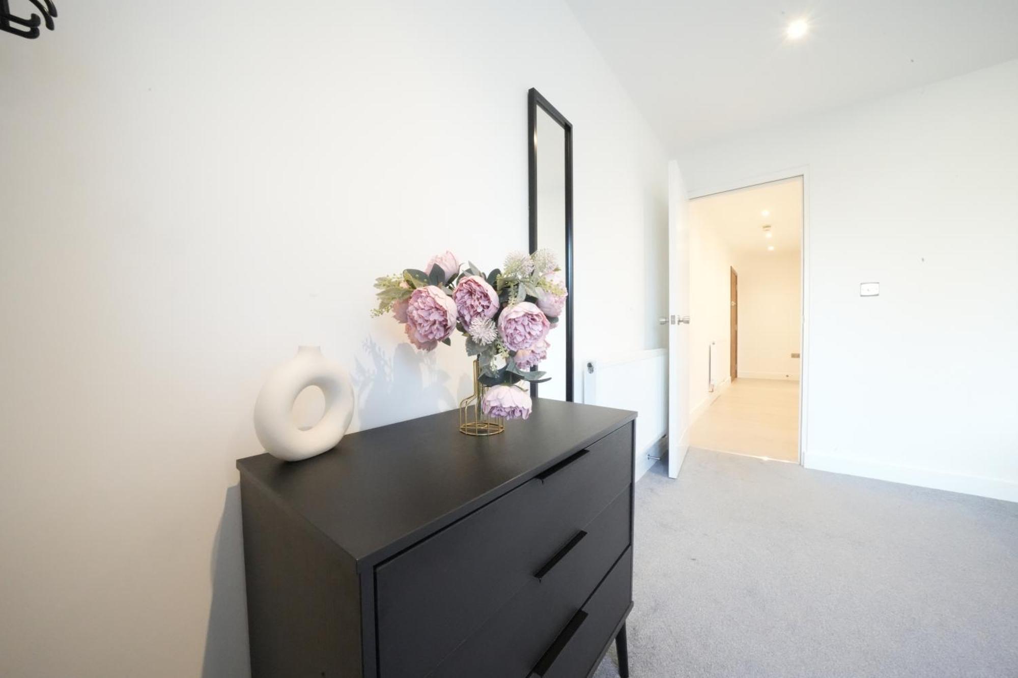 10 Min Drive To Airport - Free Parking - 15 Min Bus Ride - Ev Charge Available Apartment Stanwell Exterior foto