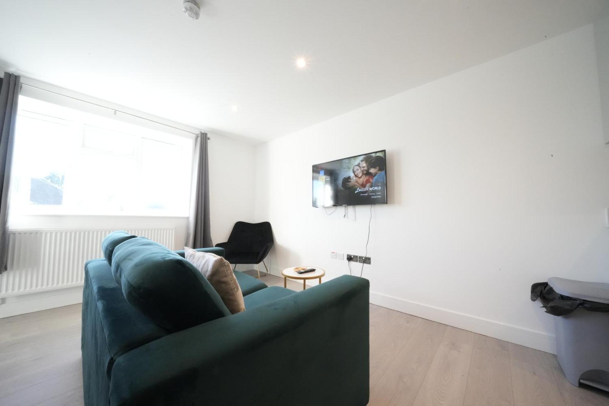 10 Min Drive To Airport - Free Parking - 15 Min Bus Ride - Ev Charge Available Apartment Stanwell Exterior foto