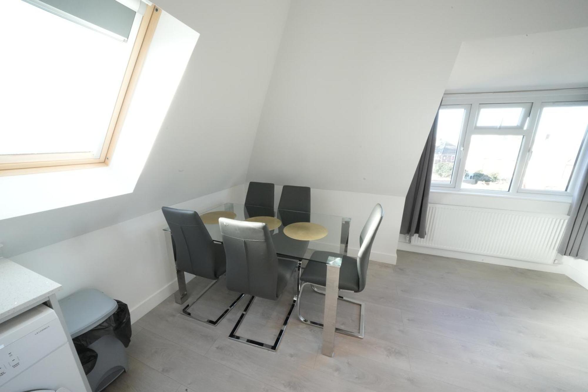 10 Min Drive To Airport - Free Parking - 15 Min Bus Ride - Ev Charge Available Apartment Stanwell Exterior foto